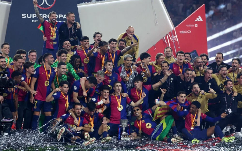 Soccer Football - Spanish Super Cup - Final - FC Barcelona v Real Madrid - King Abdullah Sports City, Jeddah, Saudi Arabia - January 12, 2025
FC Barcelona players celebrate with the trophy after winning the Spanish Super Cup REUTERS/Pedro Nunes