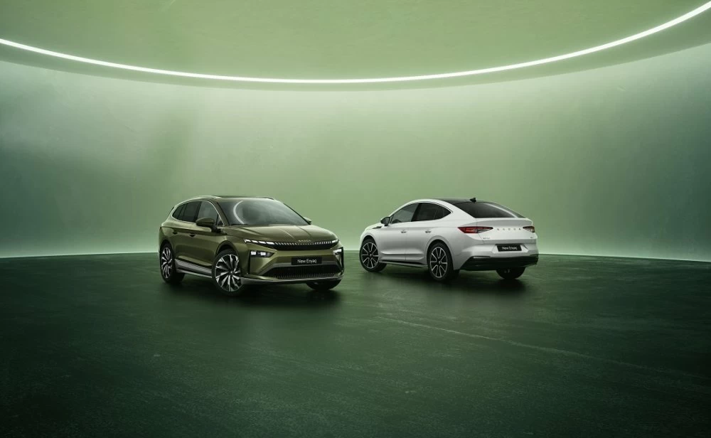 Les Škoda Enyaq et Enyaq Coupé adoptent un design épuré et moderne, symbole de l'électrification de la marque.