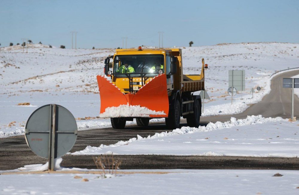 Déneigement en cours des routes à Azrou, Timahdite, Ifrane, Habri et Michlifen