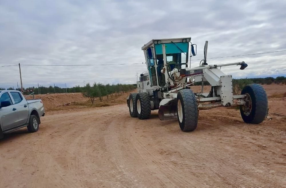 Nivellement de la route d'accès au site de construction de la plateforme de forage MOU-5.