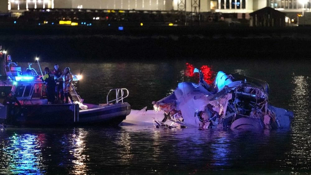 ARLINGTON, VIRGINIA - JANUARY 30: (EDITORS NOTE: Image contains graphic content) Emergency units respond after a passenger aircraft collided with a helicopter in the Potomac River near Ronald Reagan Washington Airport on January 30, 2025 in Arlington, Virginia. An American Airlines flight from Wichita, Kansas collided with an Army helicopter while approaching Ronald Reagan National Airport.   Andrew Harnik/Getty Images/AFP (Photo by Andrew Harnik / GETTY IMAGES NORTH AMERICA / Getty Images via AFP)