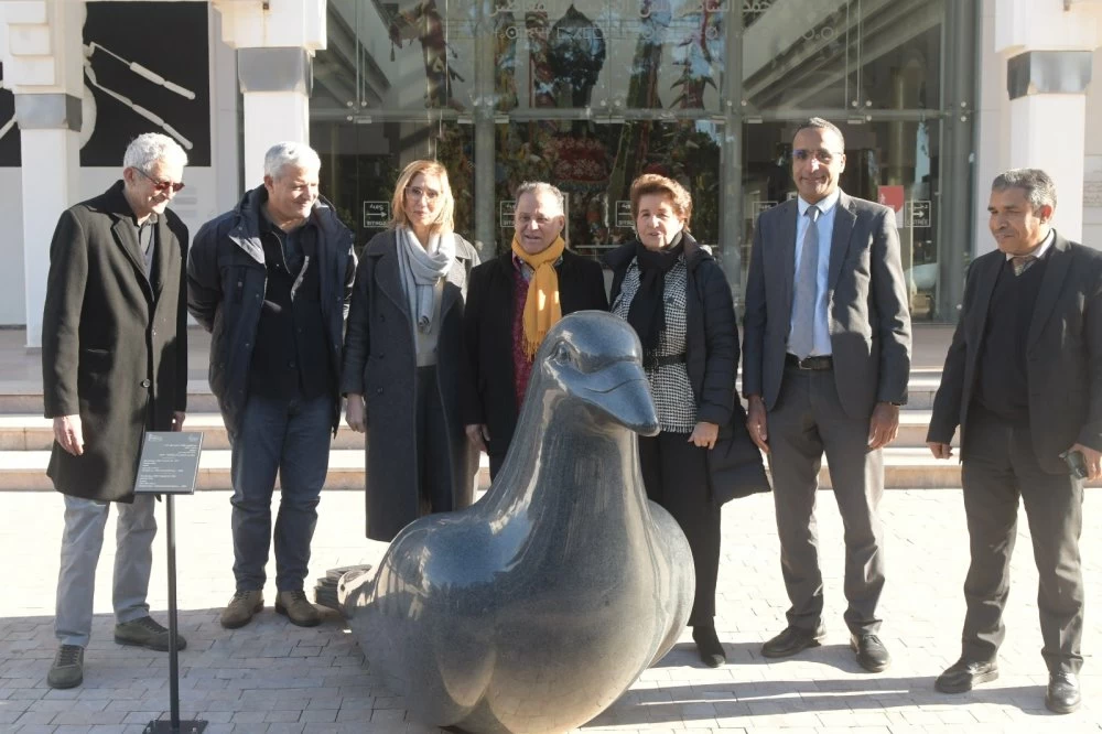 «Paloma», une colombe de granit sur le  parvis du MMVI