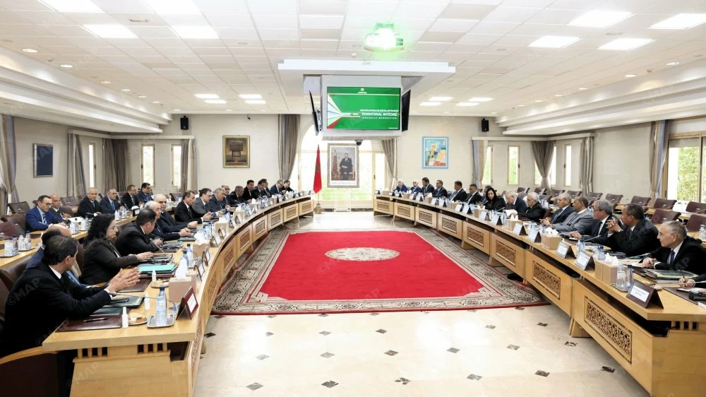 M. Laftit lors d'une réunion avec les présidents des régions au sujet de la nouvelle génération de PDTI, en décembre 2025. 