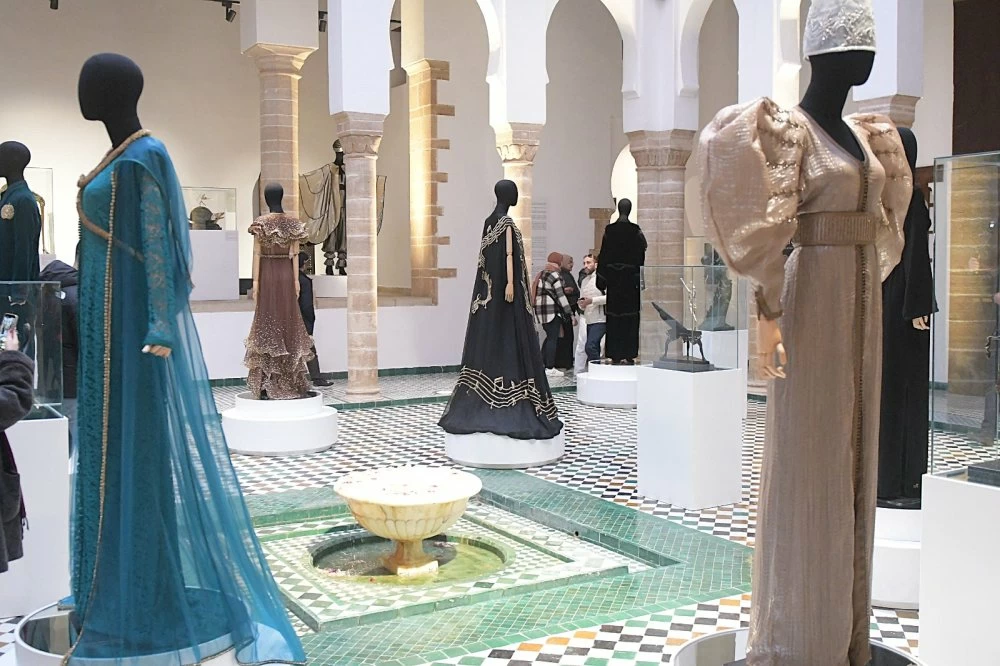 Au Musée national de la parure, le caftan revisité à l’aune de l’imaginaire de Dalí