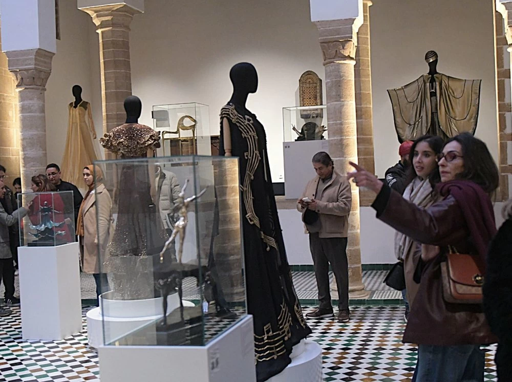 Au Musée national de la parure, le caftan revisité à l’aune de l’imaginaire de Dalí