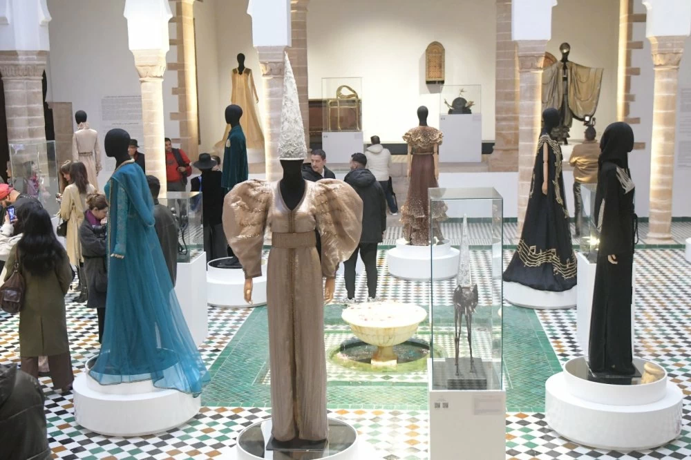 Au Musée national de la parure, le caftan revisité à l’aune de l’imaginaire de Dalí