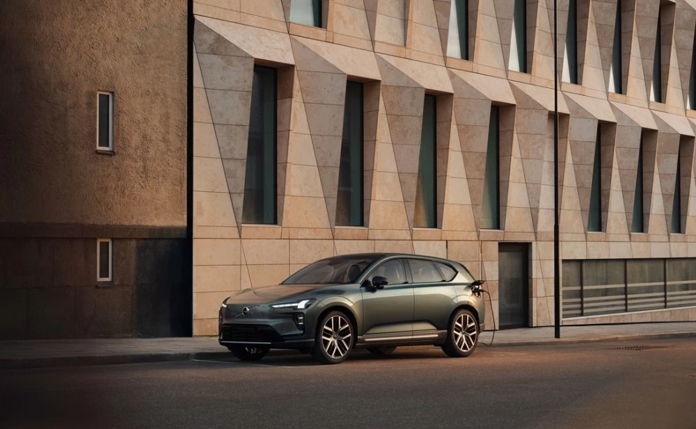 Lignes tendues, proportions équilibrées et aérodynamique travaillée : l’EX60 incarne l’évolution du design Volvo à l’ère électrique.