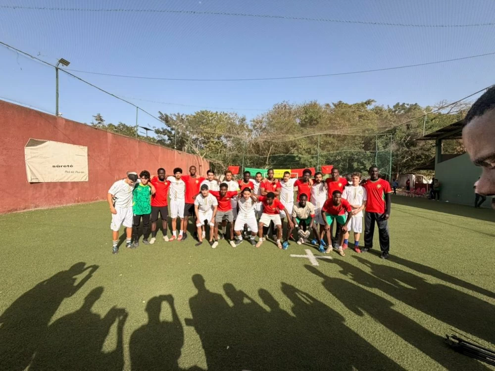 Football et fraternité : étudiants marocains et sénégalais échangent leurs maillots, symbole d’amitié et de vivre-ensemble.