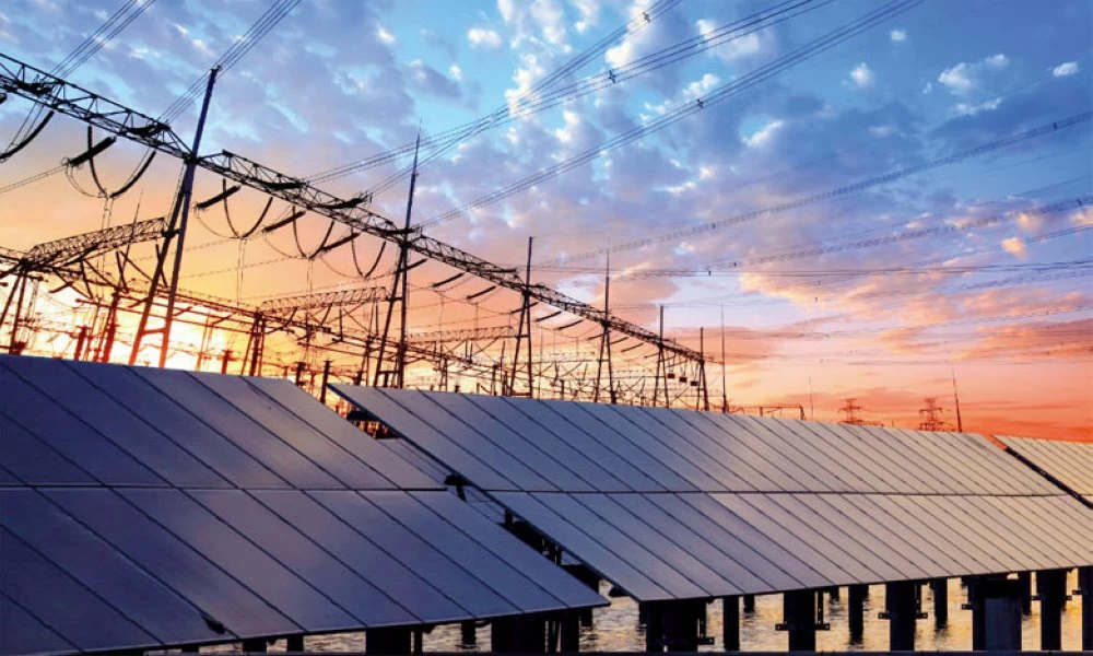 Le projet porté par la SRM-CS révèle un enjeu plus structurel : la transition énergétique ne se joue pas uniquement au niveau de la production, mais aussi et surtout dans l’aptitude des réseaux de distribution à accueillir des flux intermittents, bidirectionnels et techniquement exigeants