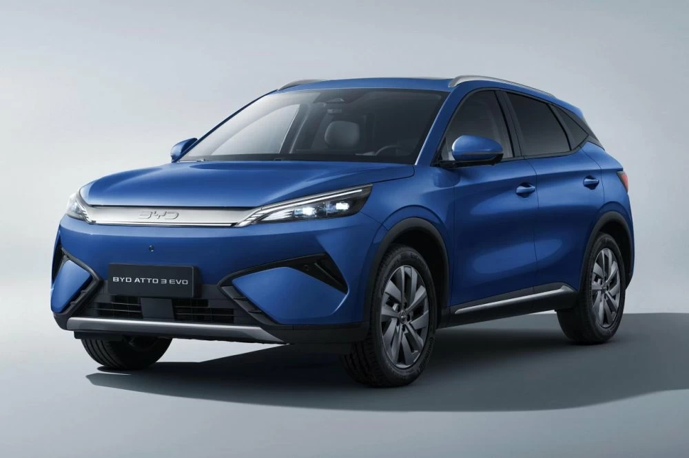 Un design affiné et plus sportif accompagne la montée en puissance technique de l’Atto 3 Evo.