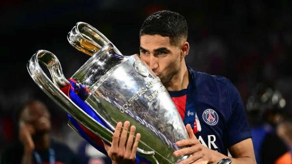 Hakimi avec le trophée de la LDC.