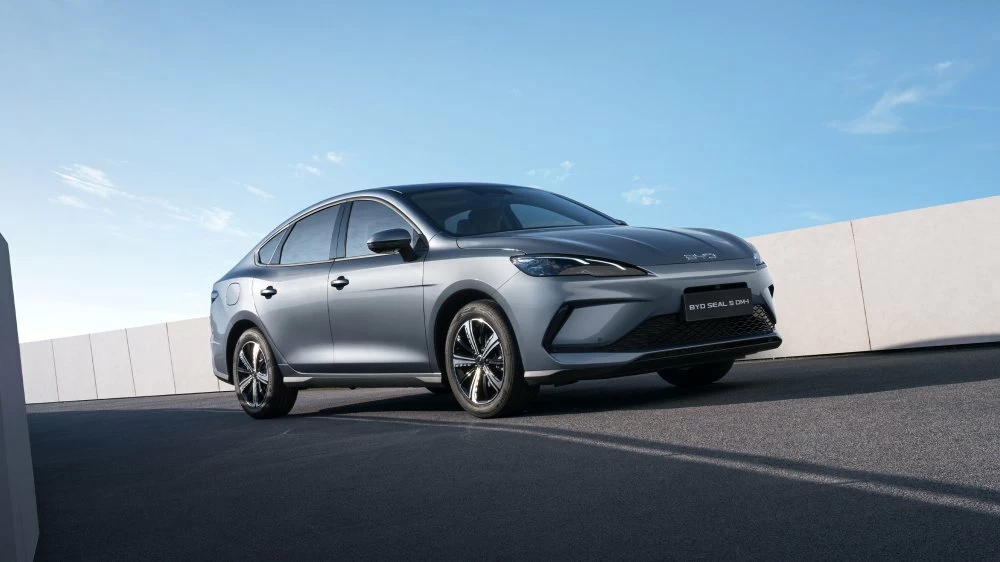 Lignes fluides, signature lumineuse moderne et silhouette élancée donnent à la Seal 5 une allure sobre et contemporaine.