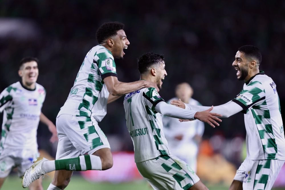 Botola : le Raja conforte sa place en tête en battant l’OCS, le MAS suit de près