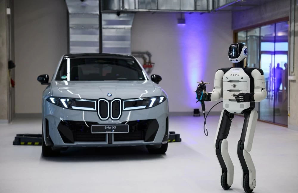 Un robot humanoïde Aeon testé par BMW dans l’usine de Leipzig pour assister la production automobile.