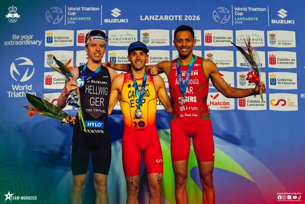 Jawad Abdelmoula (à droite) sur le podium de la course élite des mondiaux de triathlon.