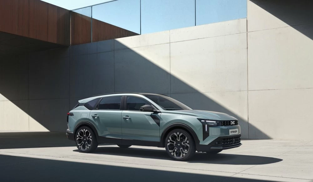 Le Dacia Striker affiche un design robuste, une silhouette dynamique de crossover et une signature lumineuse moderne.