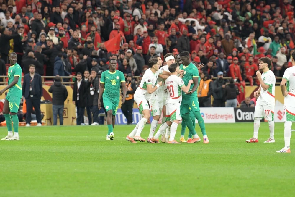 La finale de la CAN 2025 a été marquée par le chaos provoqué par la décision des joueurs sénégalais de quitter le terrain afin de protester contre un penalty accordé au Maroc.