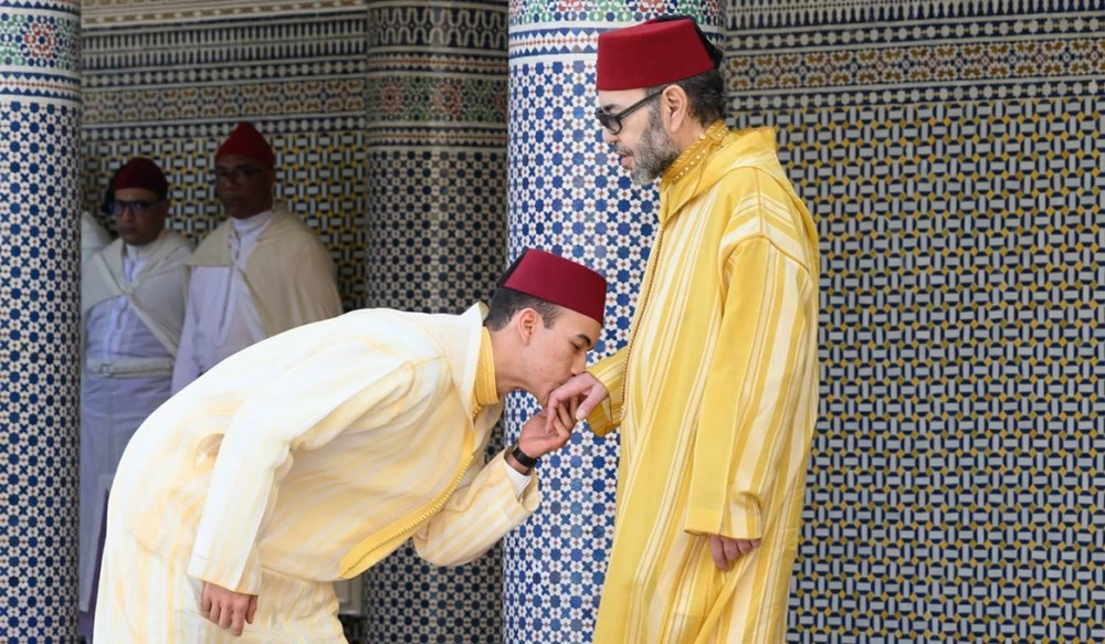 S.M. le Roi, Amir Al-Mouminine, accomplit la prière de l'Aïd Al-Fitr à la mosquée "Ahl Fès" à Rabat et reçoit les voeux en cette heureuse occasion