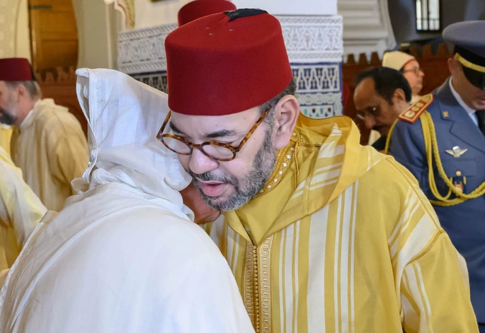 S.M. le Roi, Amir Al-Mouminine, accomplit la prière de l'Aïd Al-Fitr à la mosquée "Ahl Fès" à Rabat et reçoit les voeux en cette heureuse occasion