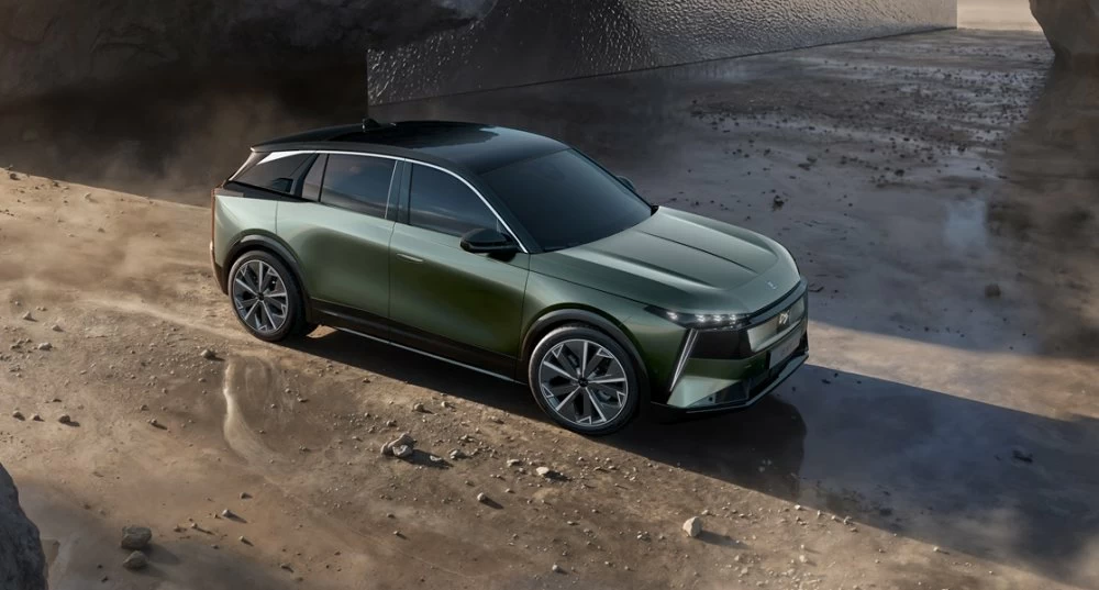 Le DS N°7 adopte une silhouette équilibrée et moderne, fidèle au positionnement premium de la marque.