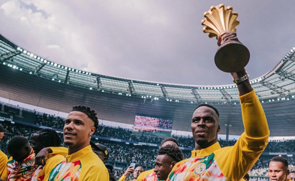 Les joueurs sénégalais exhibant le Trophée de la CAN au stade de France.                                            Ph. FSF