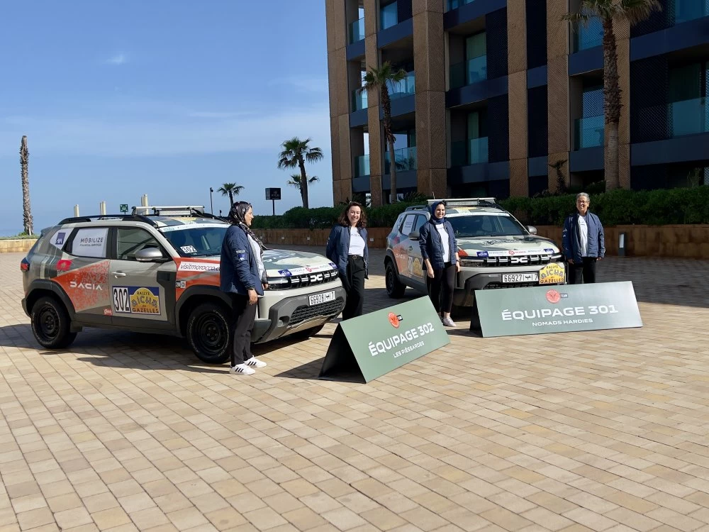 Les équipages 301 et 302 prêts à prendre le départ au volant de Dacia Duster 4x4.                                                           Ph. Seddik