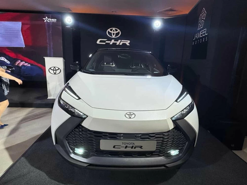 Le nouveau Toyota C-HR affirme un design de super-coupé, avec des lignes tranchantes et une silhouette résolument distinctive.