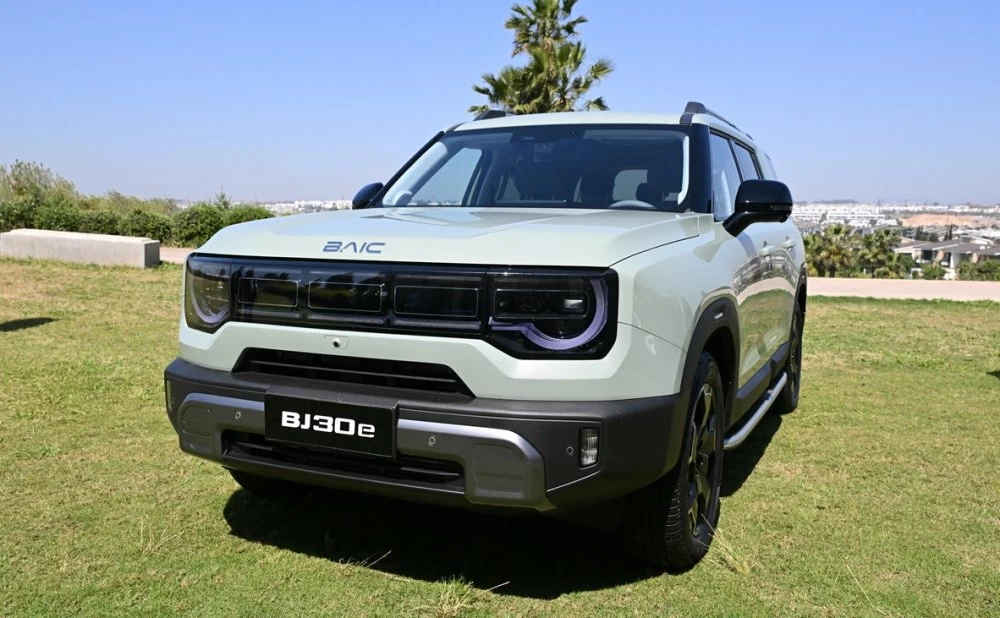 Le BAIC BJ30e affiche un design robuste et moderne, avec une silhouette affirmée et une signature lumineuse distinctive. 
                                                                                                                                                                        Ph. Sradni
