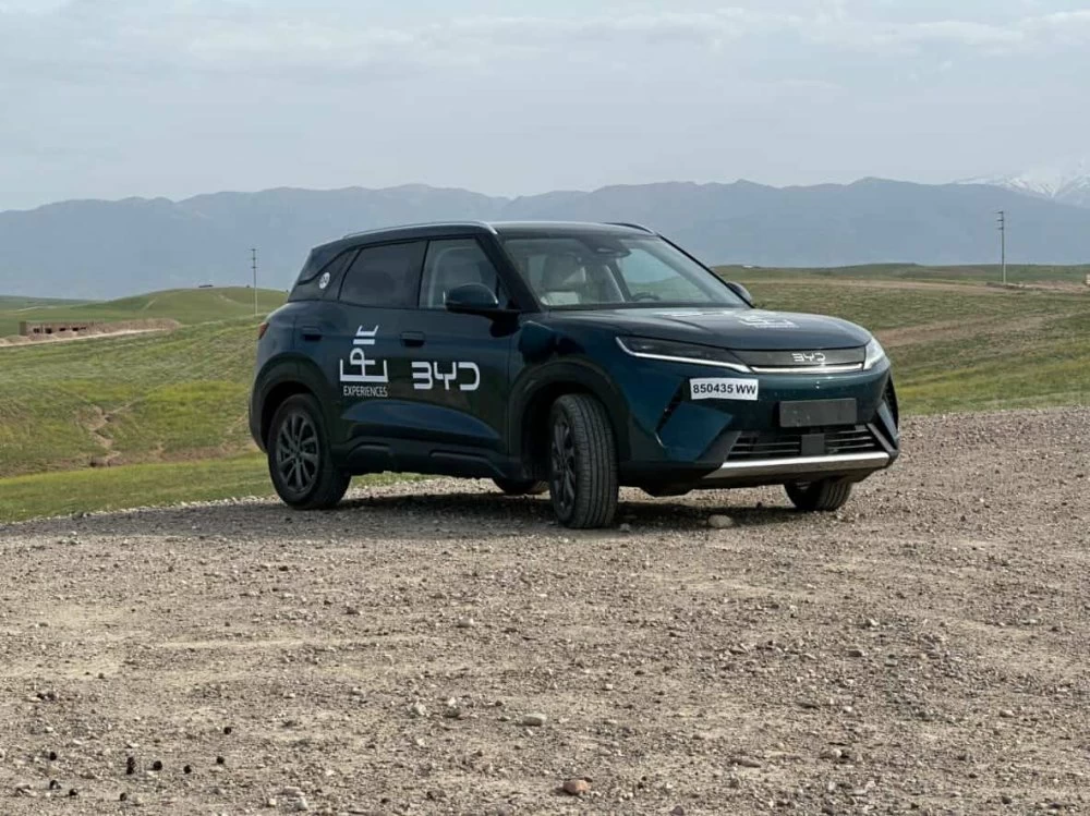 Le BYD ATTO 2 affiche un design moderne et dynamique, avec des lignes fluides inspirées du langage Dynasty Design.