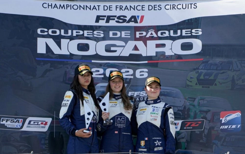 Sofia Zanfari (à gauche) sur le podium de l'étape de Nogaro en F4 de France.