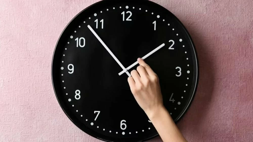 GMT+1 : une enquête met enfin des chiffres sur un malaise social aux effets multiples