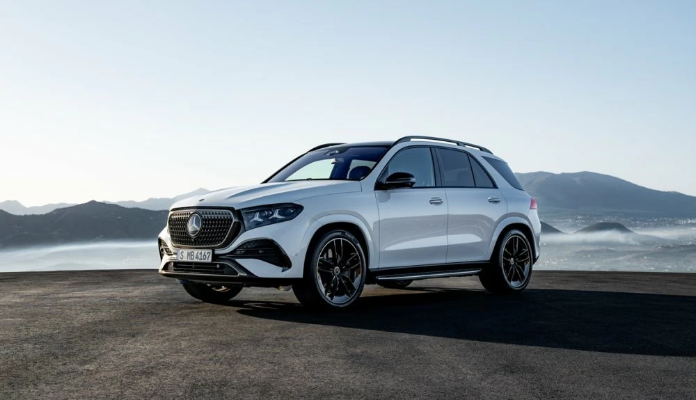 Un design affirmé et modernisé, marqué par une signature lumineuse distinctive et une calandre redessinée qui renforcent la présence du nouveau GLE sur la route.