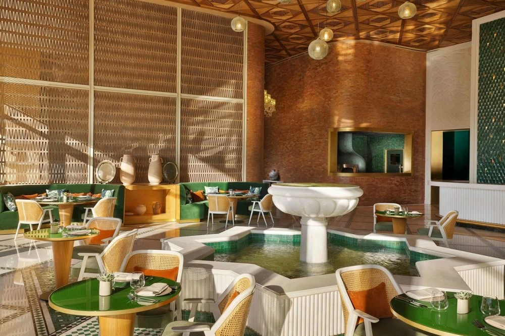 Implanté au sein de la Tour Mohammed VI, l’hôtel Waldorf Astoria à Rabat-Salé s’inscrit dans le segment haut de gamme, avec une capacité de 55 chambres et suites et une offre structurée autour de la restauration, des espaces événementiels et des services de bien-être. 