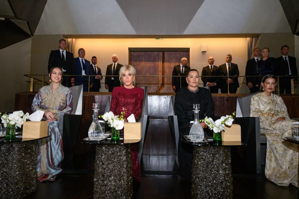 LL.AA.RR les Princesses Lalla Khadija, Lalla Meryem et Lalla Hasnaa, accompagnées de Mme Brigitte Macron, assistent au spectacle d’ouverture du Théâtre Royal de Rabat