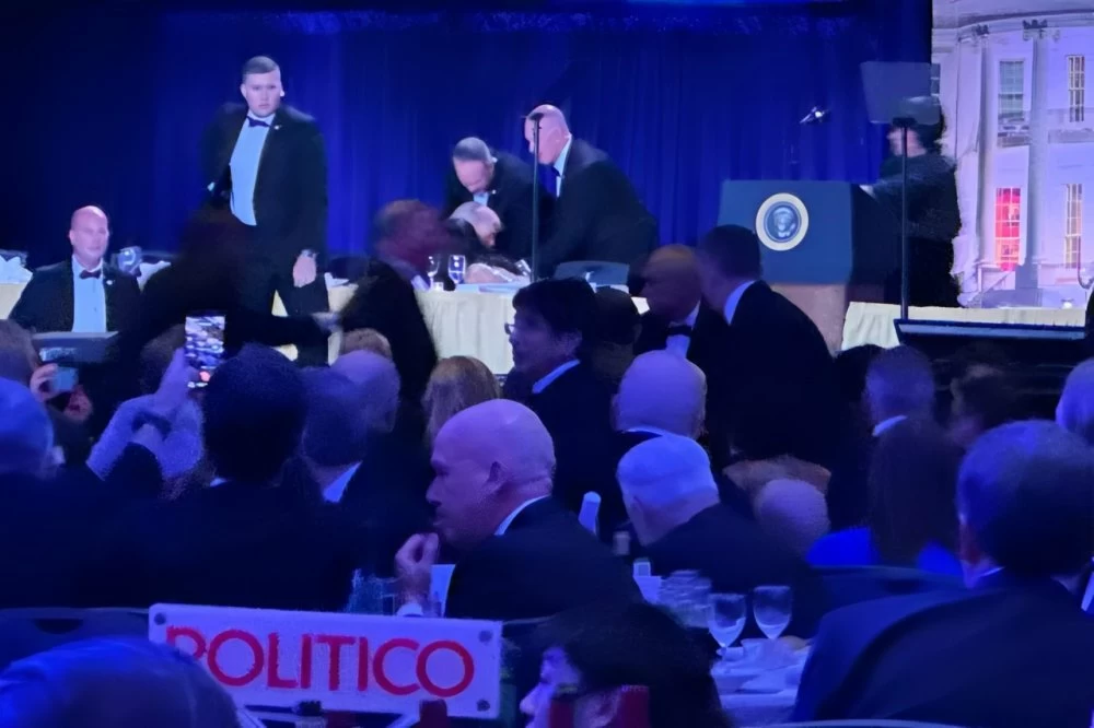 Trump évacué après des tirs au dîner des correspondants de la Maison Blanche