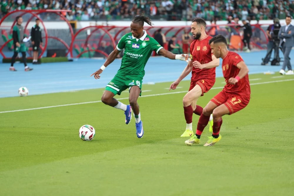 Botola : le Maghreb de Fès s’offre la tête du classement, le Raja déroule face au FUS