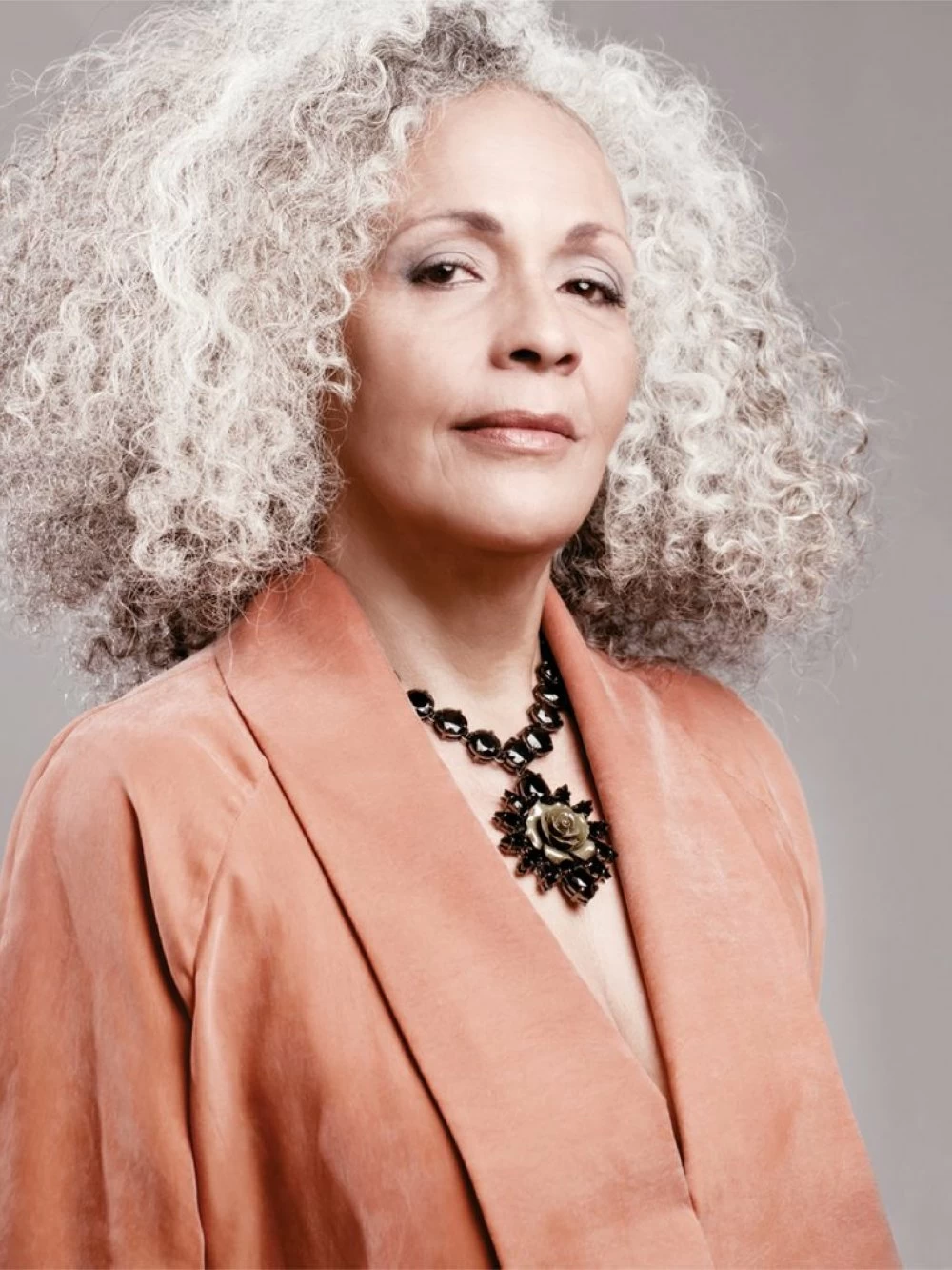 «Étoffes du temps» à la Galerie 208 : regards croisés sur le féminin