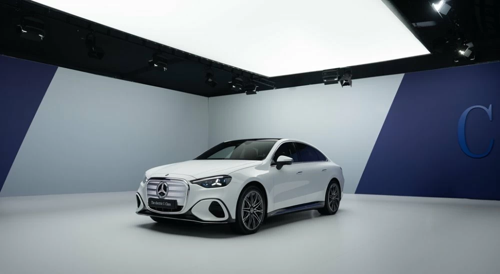 La Mercedes Classe C électrique adopte un design statutaire, mêlant silhouette de coupé et signatures lumineuses distinctives.