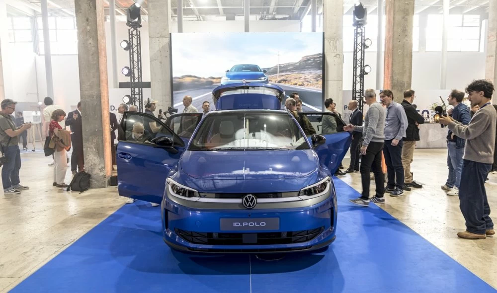 Le Volkswagen ID. Polo adopte un design épuré aux lignes claires, fidèle à la nouvelle identité stylistique de la marque.