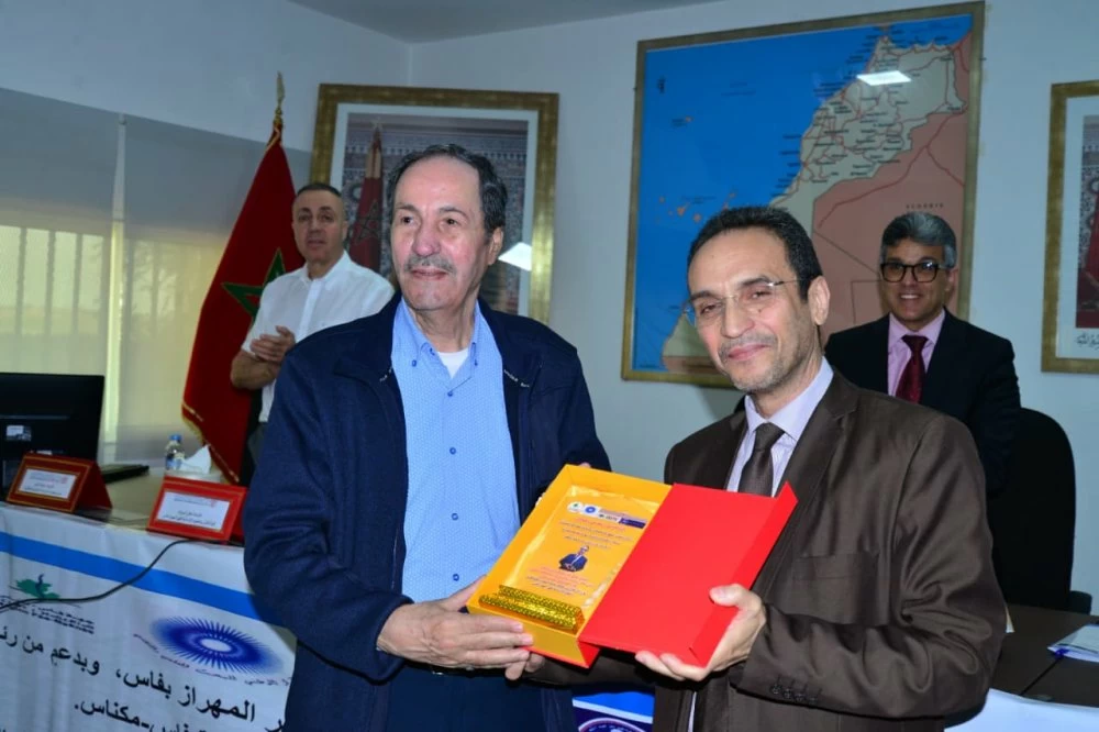 Professeur Benaissa Zarhbouch avec le Professeur EL rhali Aharchaou, l'un des pionniers de la psychologie cognitive au Maroc.