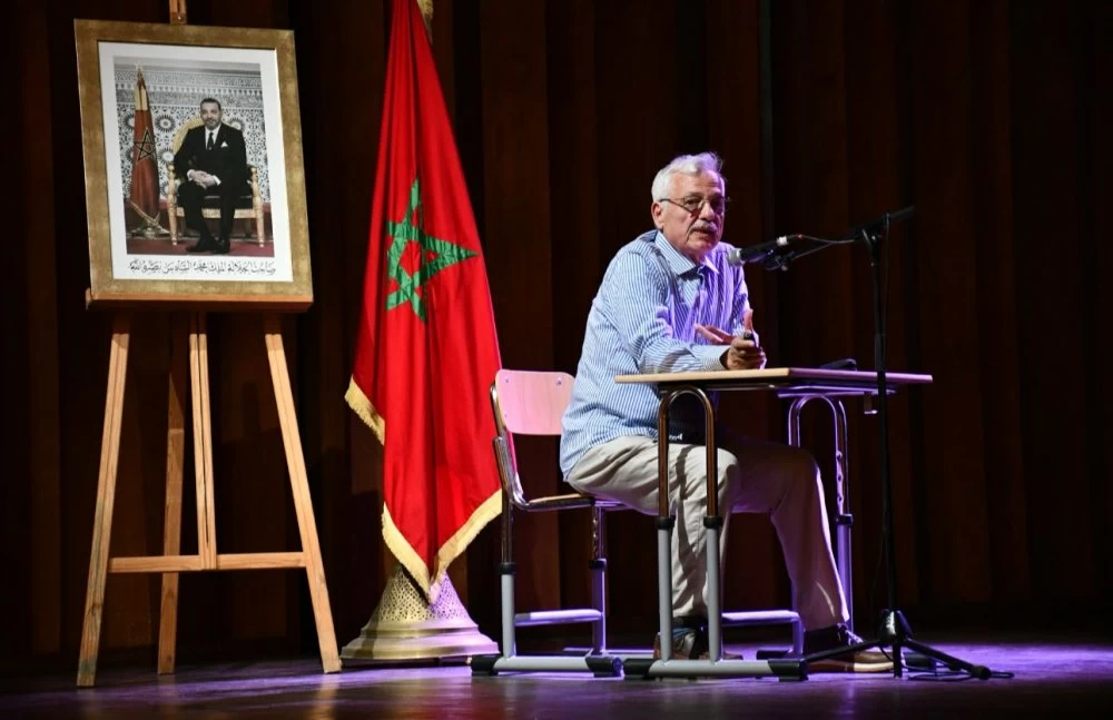 Abdessamad Senhaji Rhazi lors de la présentation de son ouvrage en hommage à Yves Coppens à Rabat. Ph. Rhoni