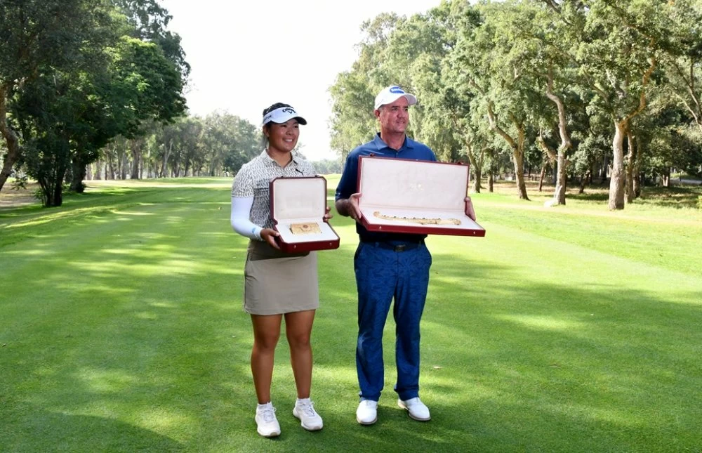 Scott Hend et Anna Huang posant avec leurs Trophées. Ph. Rhoni