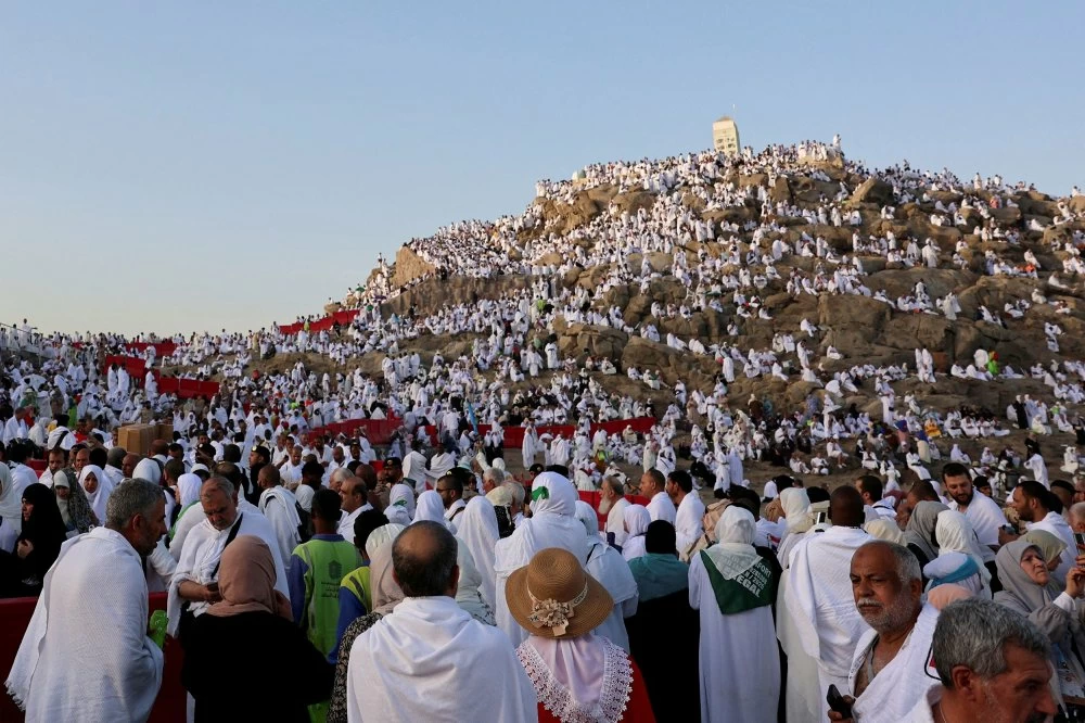 Les pèlerins affluent vers le Mont Arafat pour accomplir le rite le plus important du Hajj