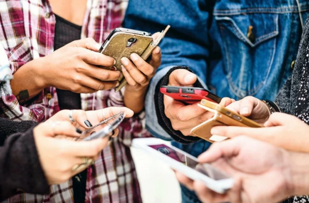 Des médecins comparent les dangers des réseaux sociaux pour les jeunes à ceux du tabagisme