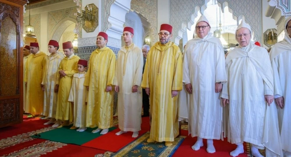 S.M. le Roi, Amir Al-Mouminine, accomplit la prière de l'Aïd Al-Adha à la mosquée "Ahl Fès" à Rabat et reçoit les vœux en cette heureuse occasion
