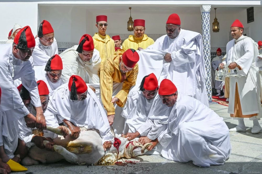 S.M. le Roi, Amir Al-Mouminine, accomplit la prière de l'Aïd Al-Adha à la mosquée "Ahl Fès" à Rabat