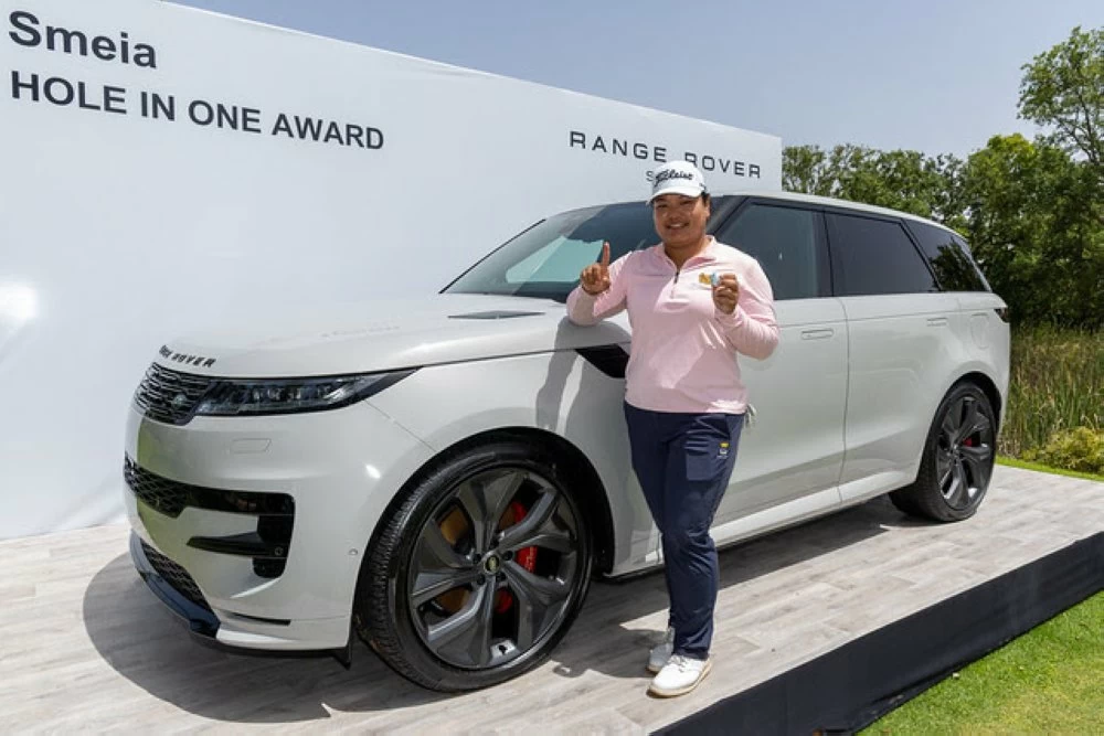 Un hole-in-one historique permet à Aunchisa Utama de repartir au volant d’un Range Rover Sport