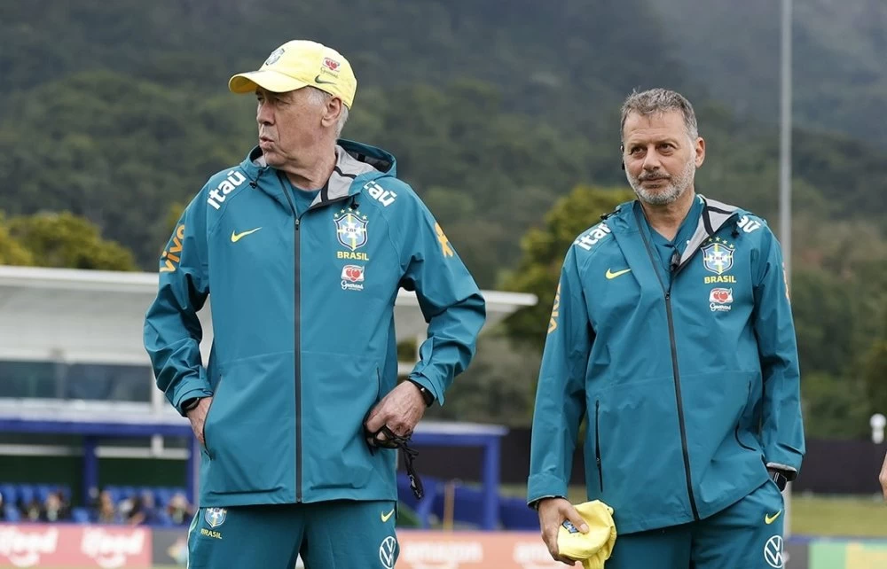 Carlo Ancelotti (à gauche), lors d'une séance d'entrainement du Brésil.