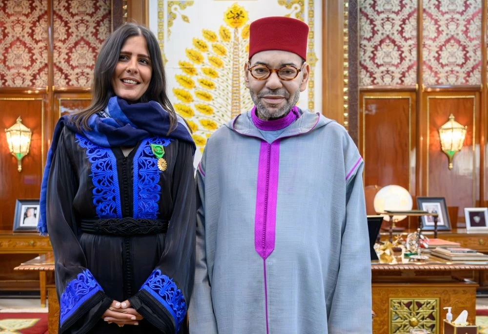 S.M. le Roi reçoit l’alpiniste marocaine Nawal Sfendla et la décore du Wissam Al Moukafaa Al Watania de l’ordre d’Officier