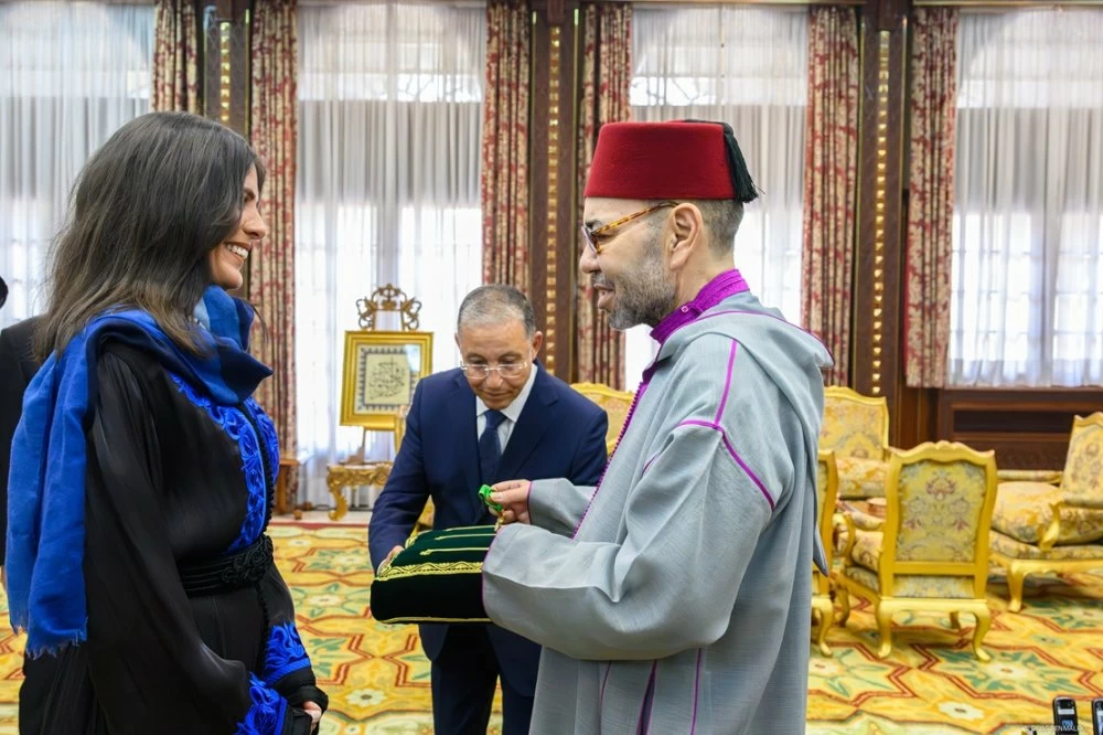 S.M. le Roi reçoit l’alpiniste marocaine Nawal Sfendla et la décore du Wissam Al Moukafaa Al Watania de l’ordre d’Officier